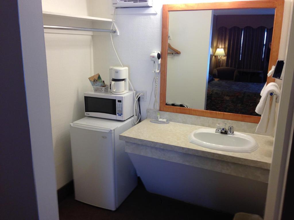 Travelodge By Wyndham Moose Jaw Habitación foto